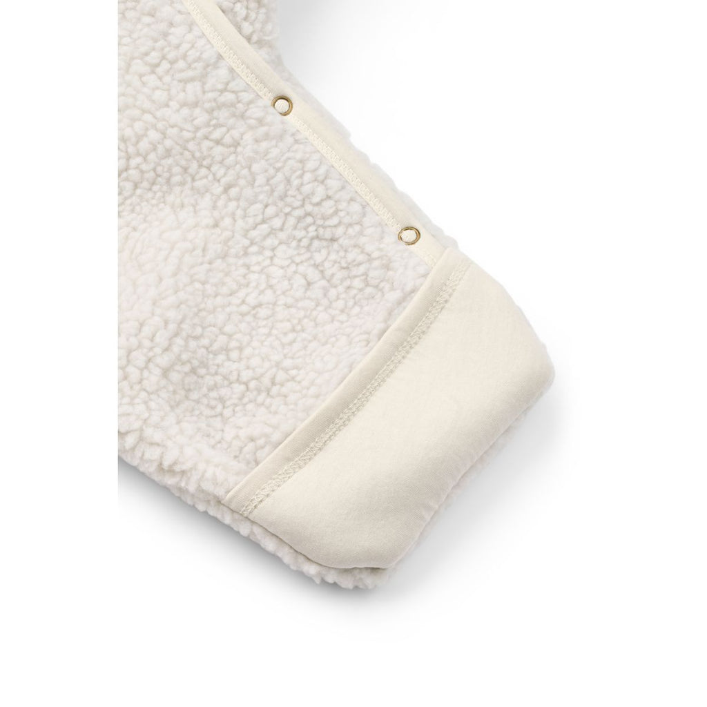 Grenouillère bébé à capuche en molleton de polyester recyclé avec poignets et chevilles repliables et ouverture à boutons-pression pour les sorties en poussette