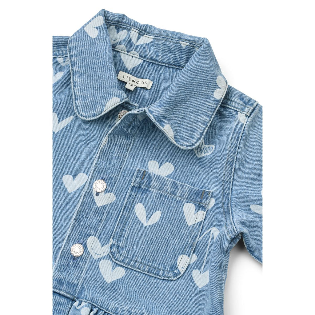 Surchemise en jean de coton bleu clair vintage à imprimé cœurs avec ourlet volanté et poches plaquées pour enfants