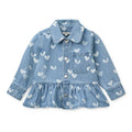 Surchemise en jean de coton bleu clair vintage à imprimé cœurs avec ourlet volanté et poches plaquées pour enfants