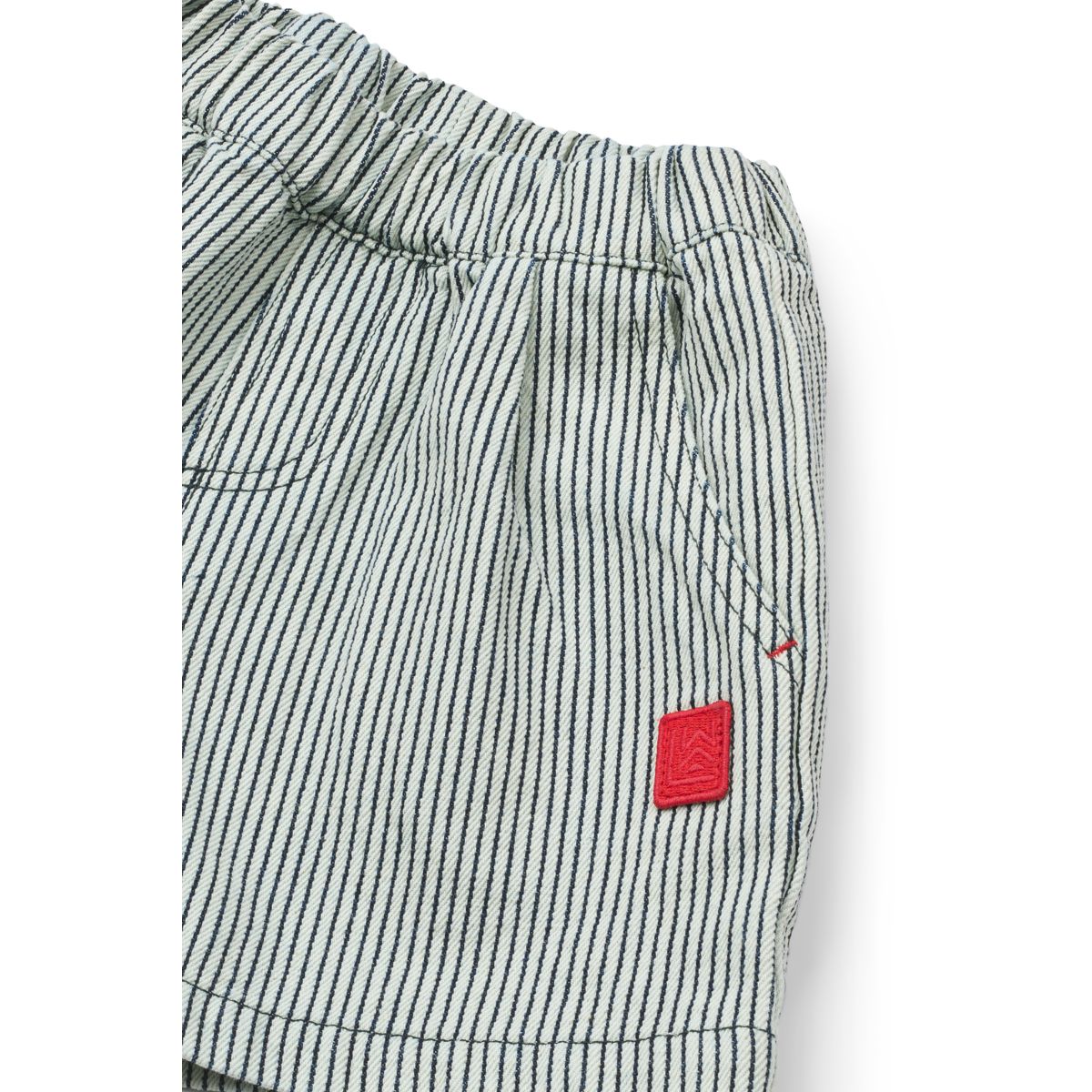 Short en jean de coton rayé bleu marine classique avec poches en biais et taille élastiquée pour explorer les beaux jours