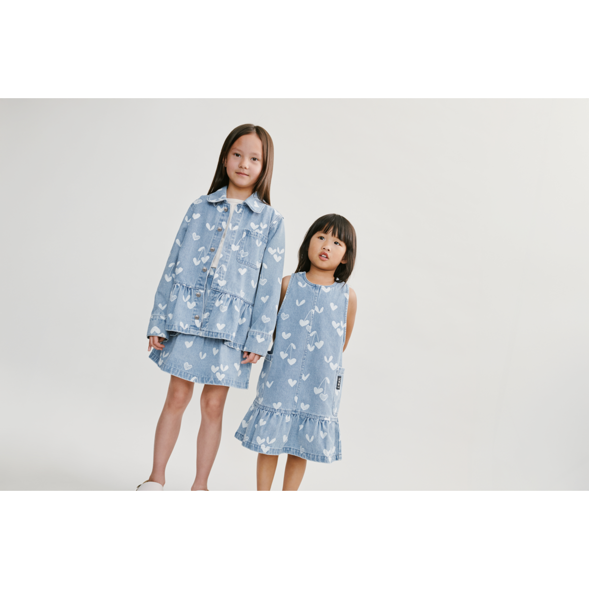 Jupe en jean en coton avec imprimé cœurs bleu clair, ourlet à larges volants et taille élastiquée au dos pour fille, idéale au quotidien