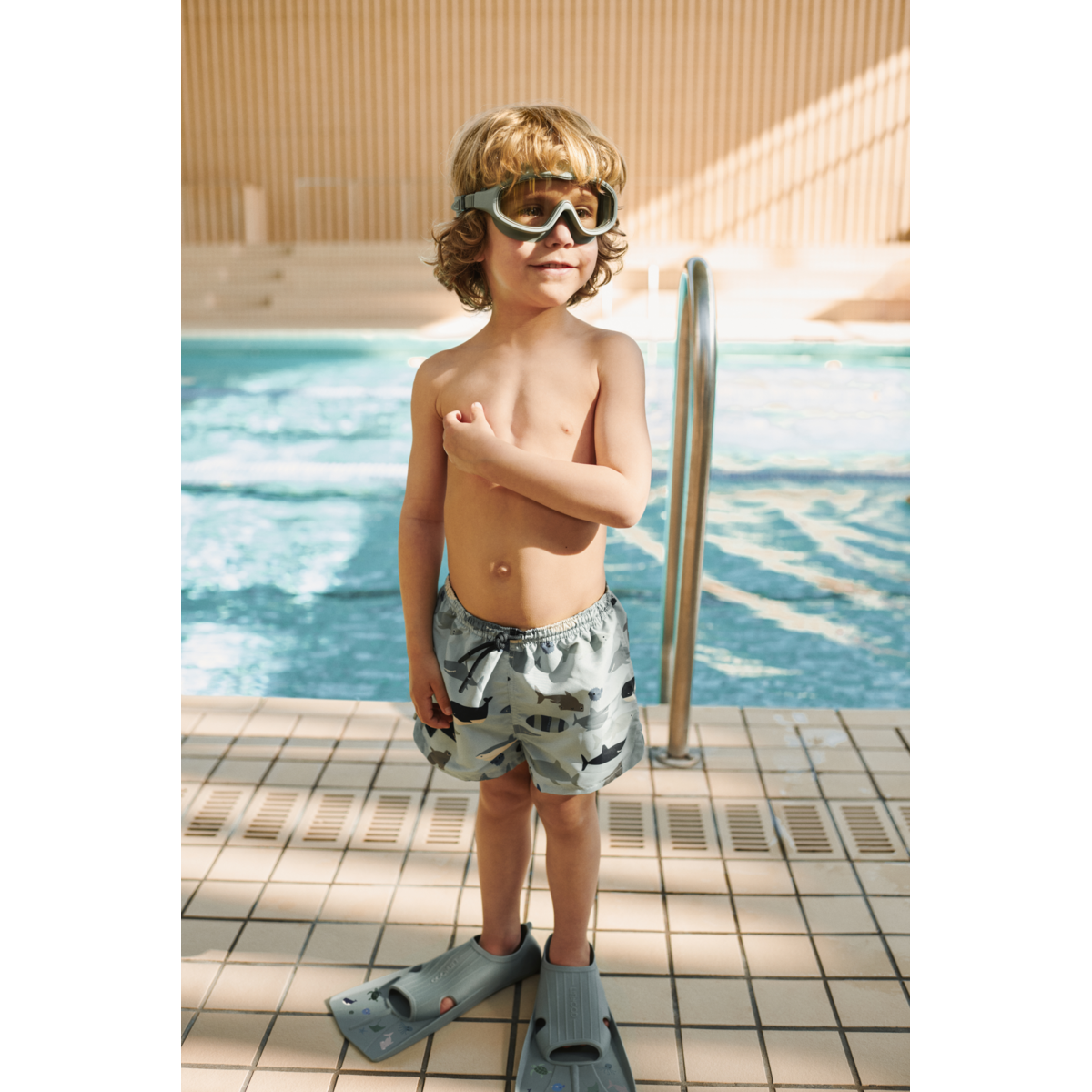 Short de bain en polyester recyclé, motif requin bleu espiègle, protection UV40+ et poches latérales pour les journées à la plage