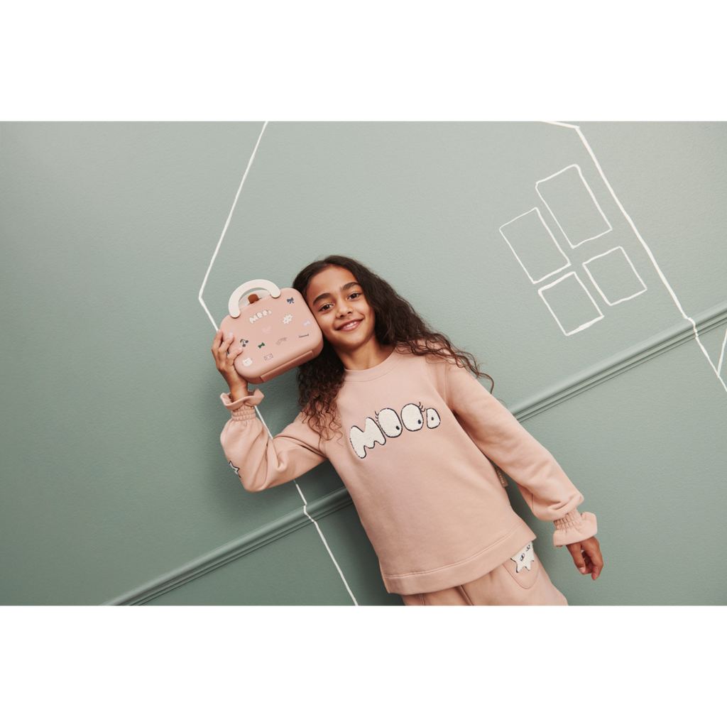 Sweat-shirt brodé en coton biologique Tuscany pâle avec poignets à volants et col rond pour le confort quotidien des enfants