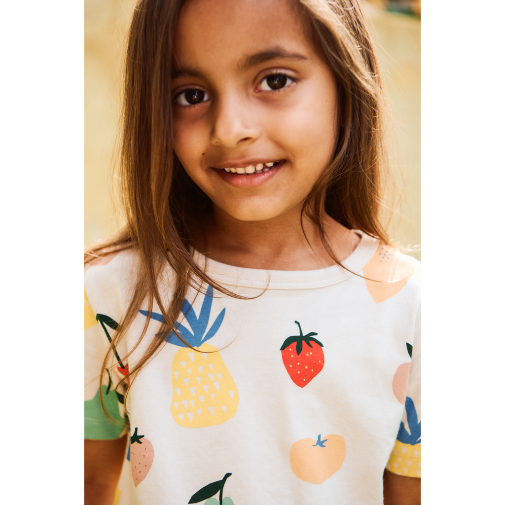 T-shirt décontracté en coton biologique à imprimé fruits tropicaux, à manches courtes, col rond et coupe régulière pour le quotidien des enfants