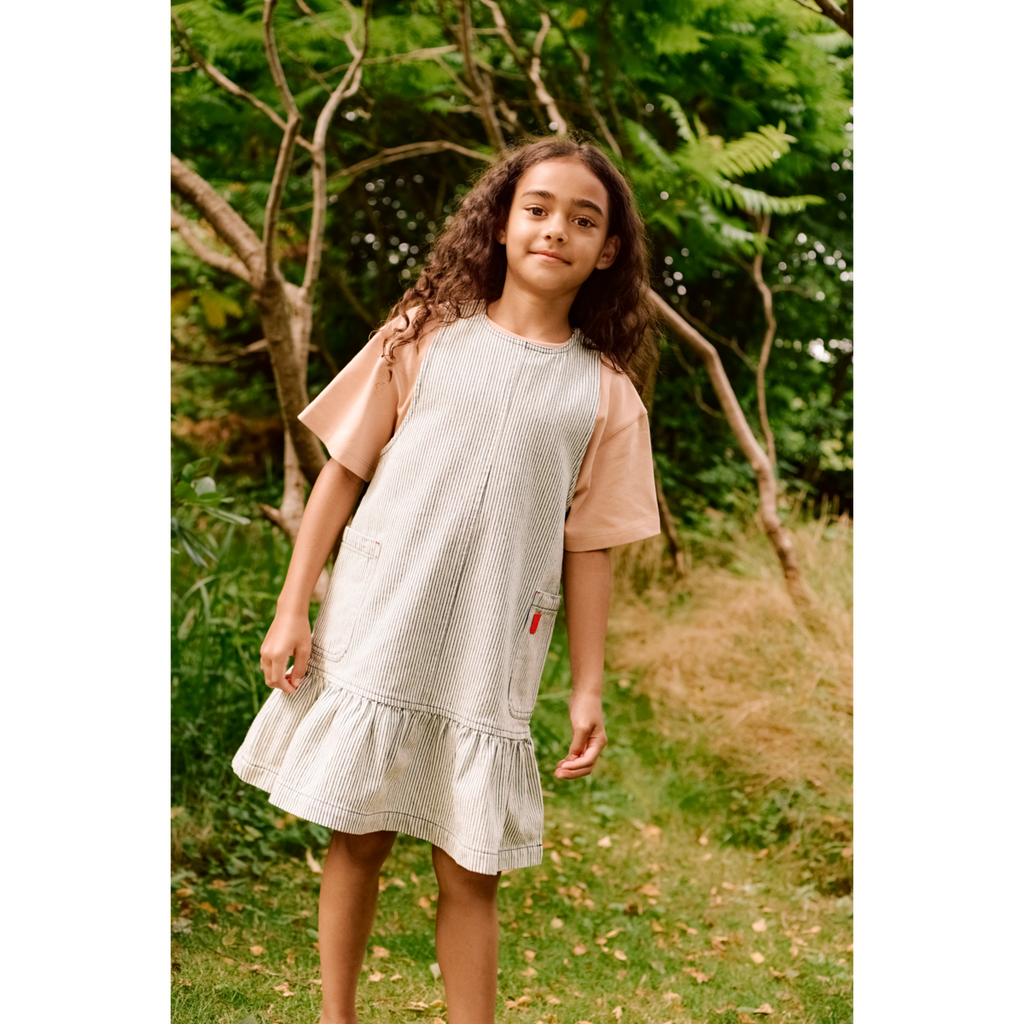 Robe trapèze en jean de coton rayé crème et bleu marine classique avec volants et fermeture croisée dans le dos, idéale pour l'école et le week-end
