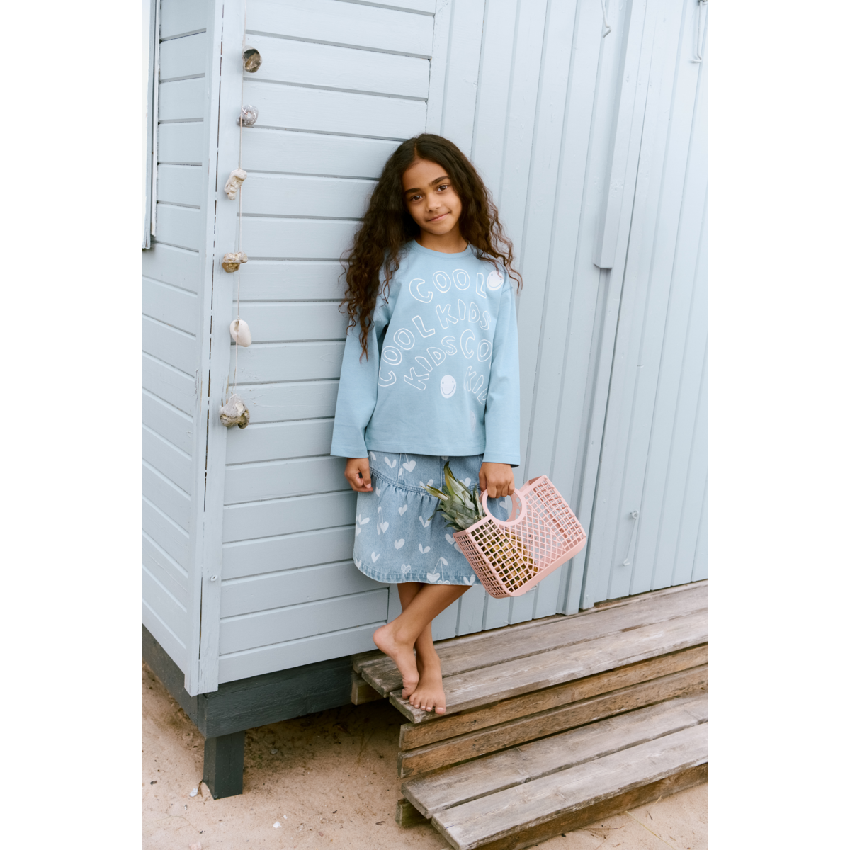T-shirt ample à manches longues en coton biologique brodé « Beach Blue » avec épaules tombantes pour tenues décontractées d'enfants