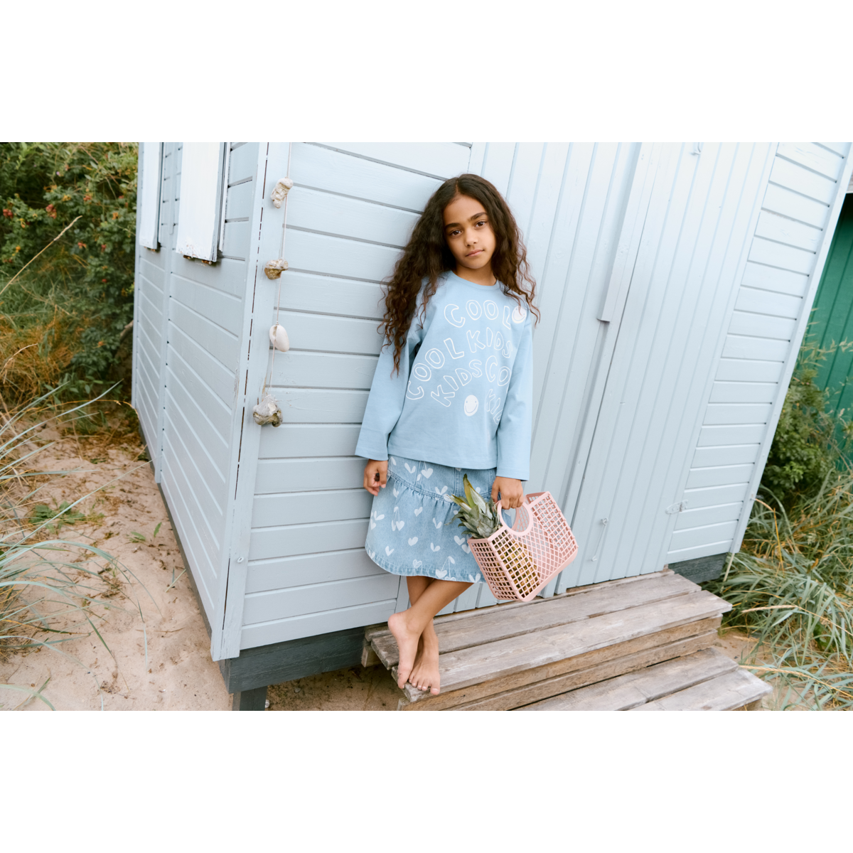 T-shirt ample à manches longues en coton biologique brodé « Beach Blue » avec épaules tombantes pour tenues décontractées d'enfants