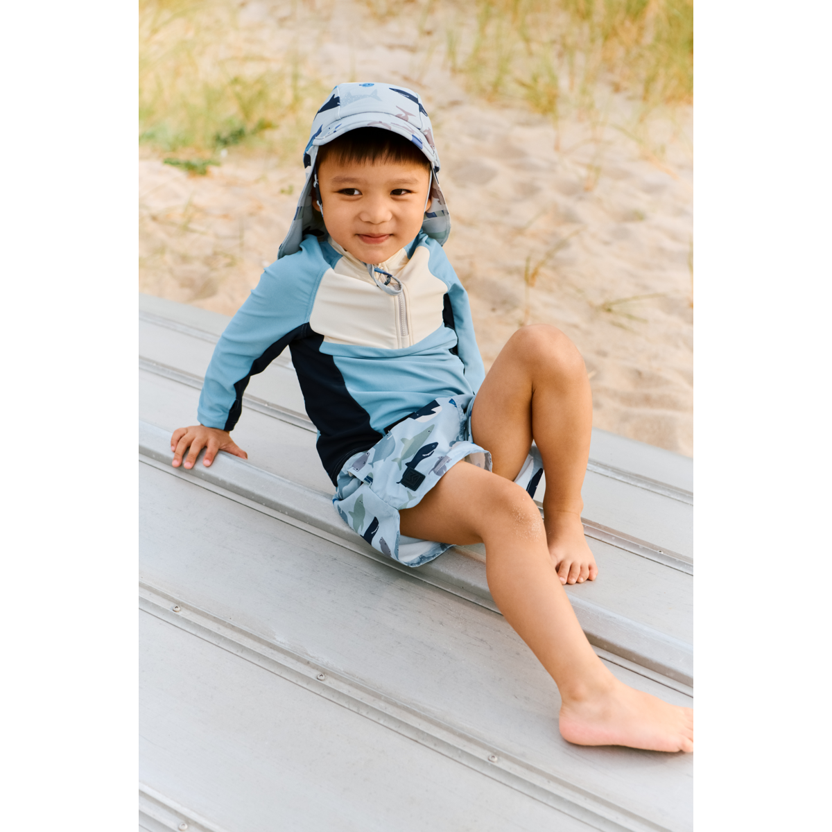 Short de bain en polyester recyclé, motif requin bleu espiègle, protection UV40+ et poches latérales pour les journées à la plage