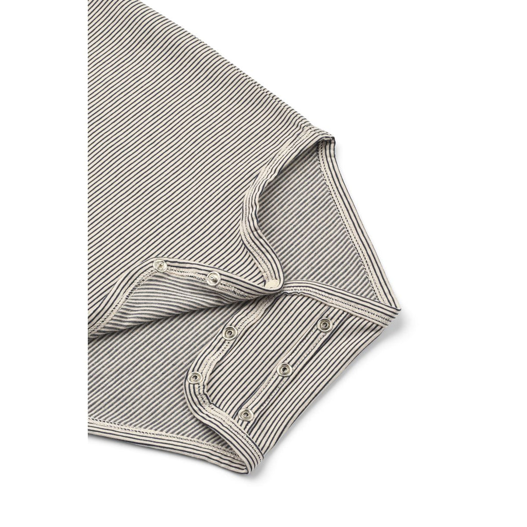 Bodystocking bébé et nouveau-né à manches longues en coton biologique rayé bleu marine classique, avec poignets extensibles et boutons-pression ajustables.